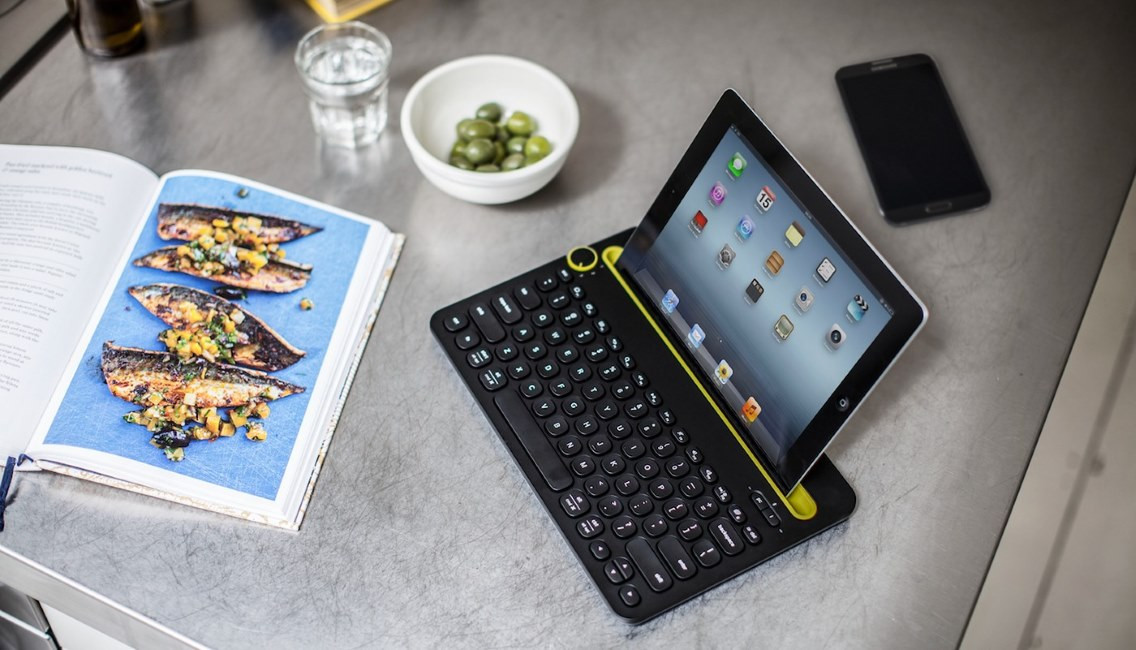 Logitech K480: Keyboard Canggih yang Ubah Smartphone Jadi Laptop Mini