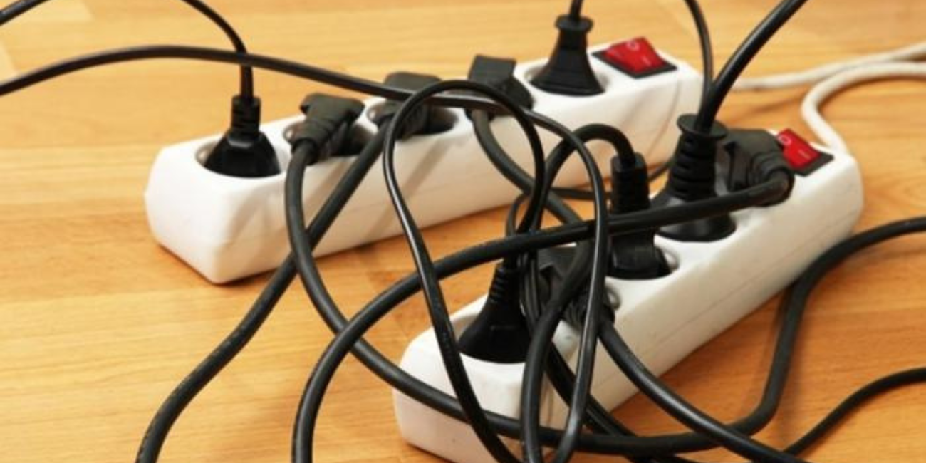 Stop Kontak Penuh, Apa Benar Bisa Picu Kebakaran? Ini Fakta Sebenarnya