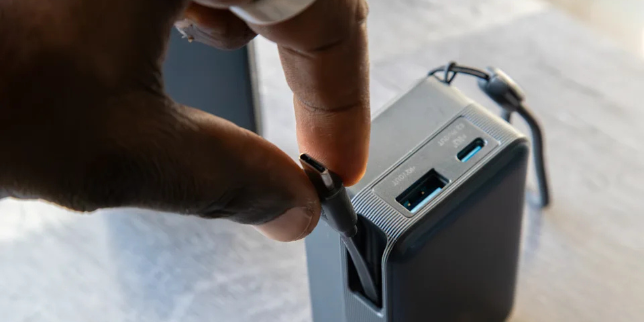 Trik Rahasia Mengisi Daya Laptop dan HP Bersamaan Hanya dengan Satu Power Bank